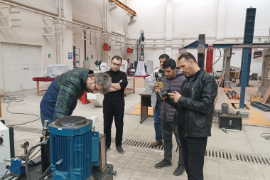 به روزرسانی، کالیبره و ایرادیابی پمپ دستگاه میز لرزه آزمایشگاه سازه و مقاومت مصالح