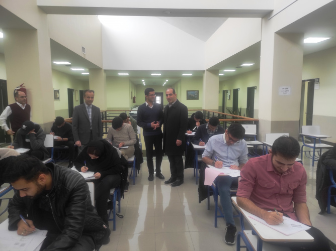 بازدید رییس دانشگاه از روند برگزاری امتحانات نمیسال تحصیلی